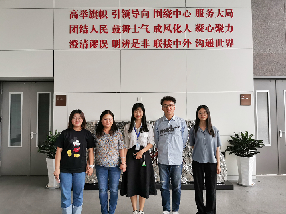 三位实习生与北京日报记者老师们的合照