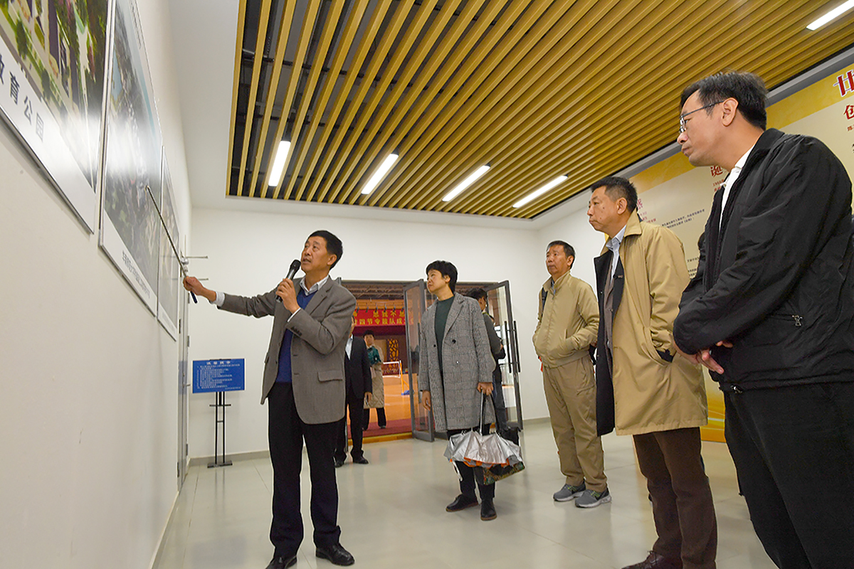 参观华南师范大学附属濠江实验学校 凌学敏/摄