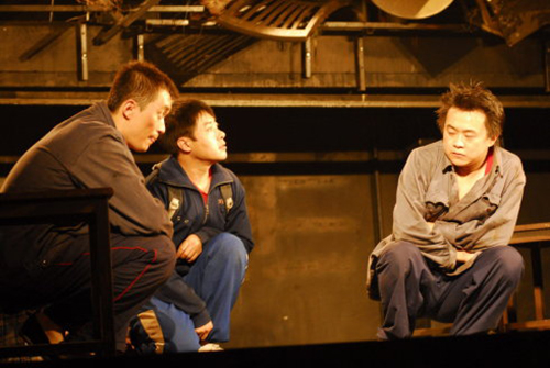 吴泽涛（左二）表演话剧《神木》