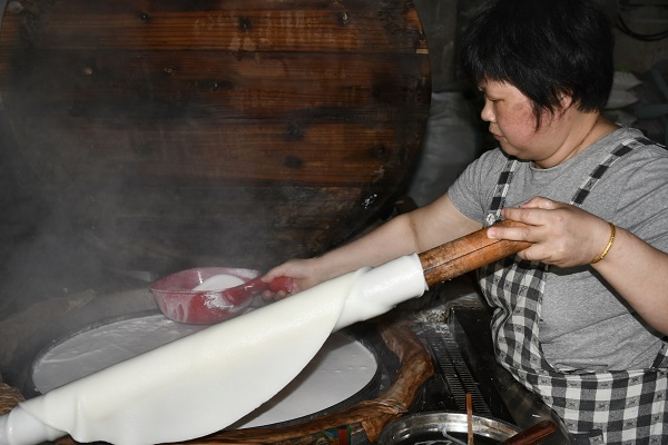 店市一位坚持制作纯米浆粿条30多年的老板娘 (摄/林芷薇) 