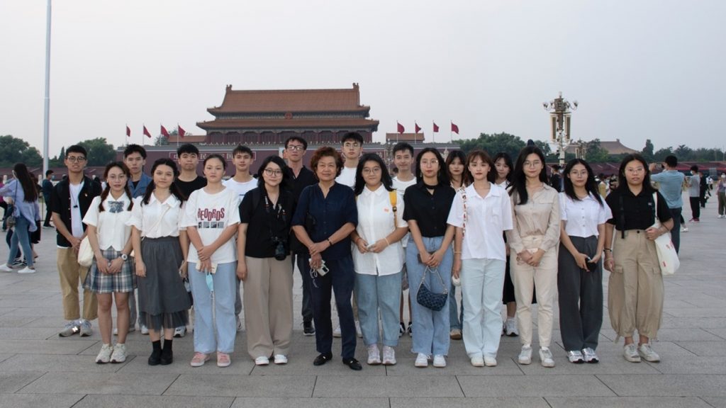 2021北京实习团与张征老师在天安门合照
