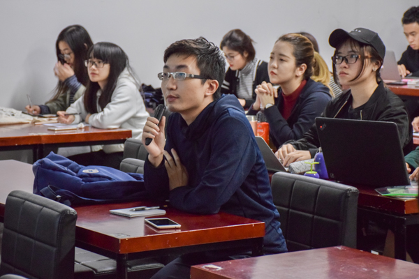 同学提问。廖秋月摄