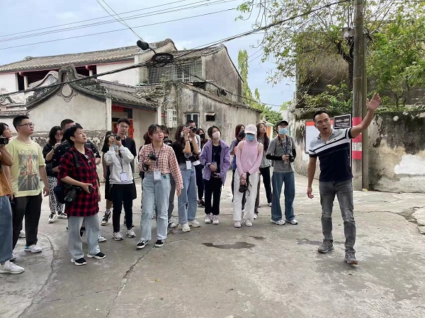 驻村陈书记正在为汕大新闻师生讲解 (摄/ 林伊鸣)