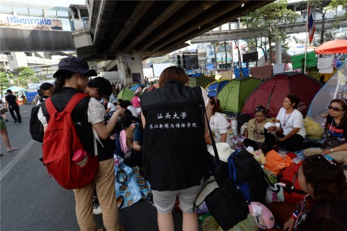 报道团在集会现场采访来自南部的农民 凌学敏 摄