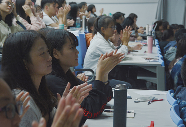 同学们鼓掌/区铭慧摄