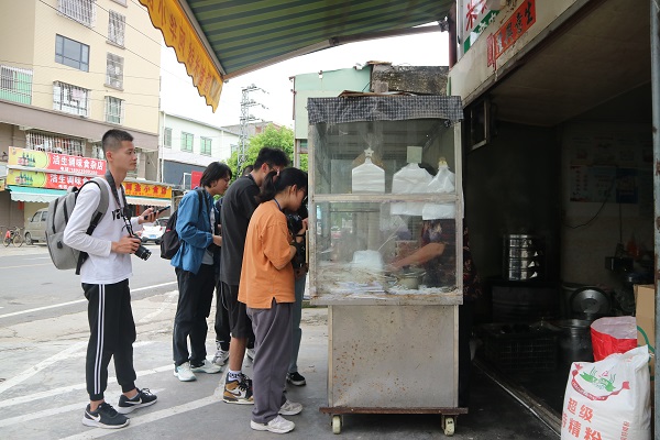 在阿华小食店购买米钱的同学们 (摄/罗曦霖)